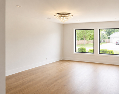 707 W Woodland Road - Photo Thumbnail 3