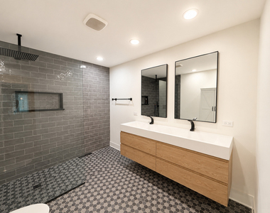 707 W Woodland Road - Photo Thumbnail 11