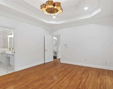 1711 Summit Glen Lane - Photo Thumbnail 32
