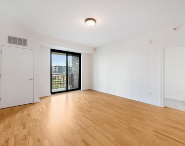 451 W Huron Street - Photo Thumbnail 5