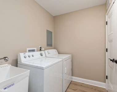 214 Manor Drive - Photo Thumbnail 14