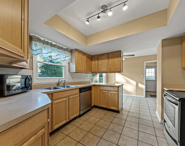 1121 Belmar Lane - Photo Thumbnail 10