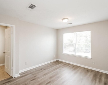7423 Village Lake Drive - Photo Thumbnail 11