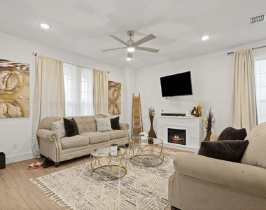 1013 Carnation Drive - Photo Thumbnail 10