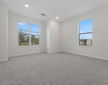 102 E 44th Street - Photo Thumbnail 1