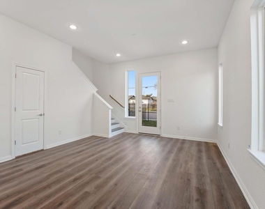 102 E 44th Street - Photo Thumbnail 19