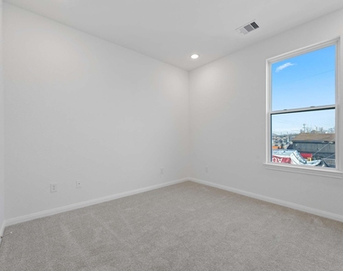 102 E 44th Street - Photo Thumbnail 13