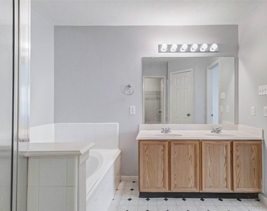 5923 Shining Leaf Court - Photo Thumbnail 15