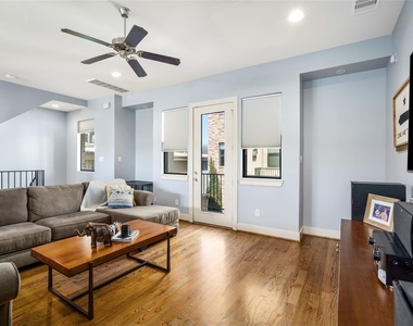1720 Live Oak Street - Photo Thumbnail 4