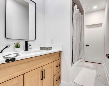 2709 Berry Street - Photo Thumbnail 9