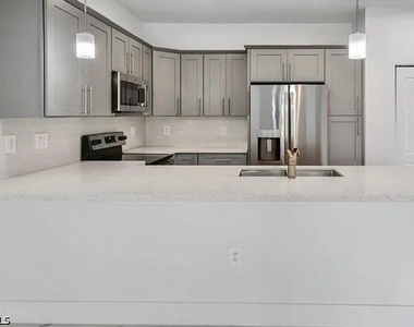 402 Grant Boulevard - Photo Thumbnail 5