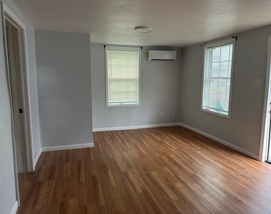 1016 W 5th Street - Photo Thumbnail 4