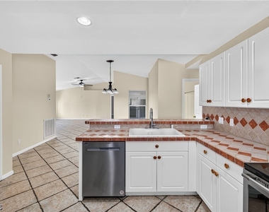 1632 Sw 43rd Terrace - Photo Thumbnail 11