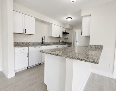 800 Willow Drive - Photo Thumbnail 3