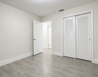 800 Willow Drive - Photo Thumbnail 18