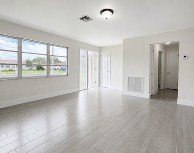 800 Willow Drive - Photo Thumbnail 2