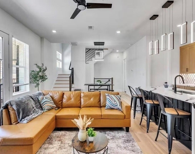 2711 Berry Street - Photo Thumbnail 3