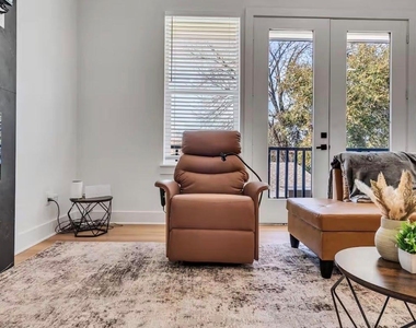 2711 Berry Street - Photo Thumbnail 6