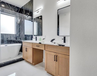 2711 Berry Street - Photo Thumbnail 16