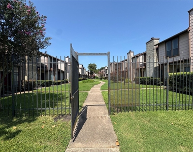 12300 Brookglade Circle - Photo Thumbnail 22