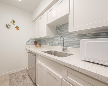2201 Fountain View Drive - Photo Thumbnail 16