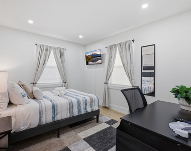 3011 Columbia Street - Photo Thumbnail 7