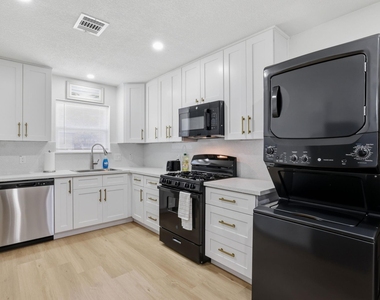 3011 Columbia Street - Photo Thumbnail 6
