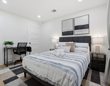 3011 Columbia Street - Photo Thumbnail 9