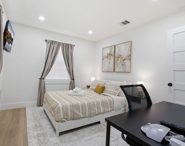 3011 Columbia Street - Photo Thumbnail 12