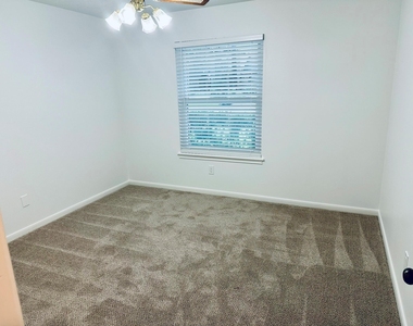 15726 Gettysburg Drive - Photo Thumbnail 12