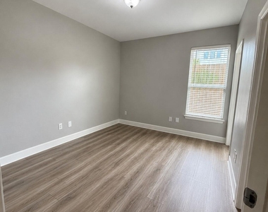 1605 W Dallas Street - Photo Thumbnail 6