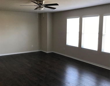 3238 Apple Dale Drive - Photo Thumbnail 4