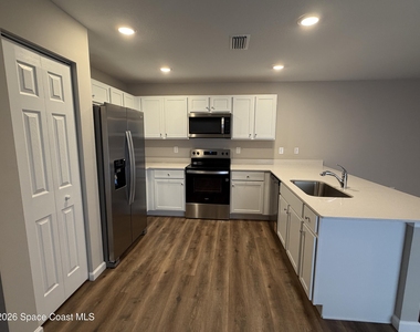 350 Dolphin Street Se - Photo Thumbnail 2