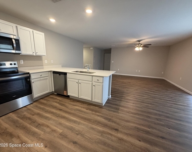 350 Dolphin Street Se - Photo Thumbnail 1