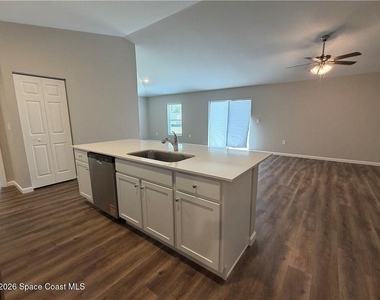 340 Dolphin Street Se - Photo Thumbnail 6