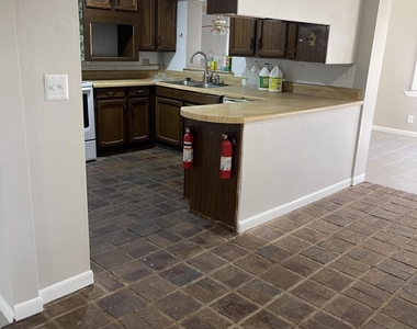 1400 Hillcrest Drive - Photo Thumbnail 5