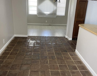1400 Hillcrest Drive - Photo Thumbnail 3