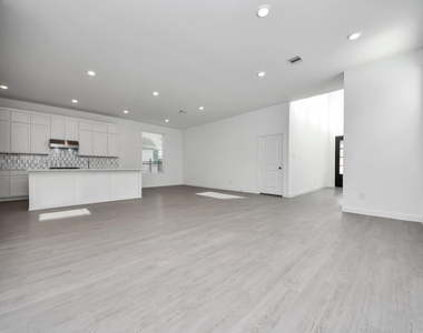 27443 Sunterra Village Dr - Photo Thumbnail 9
