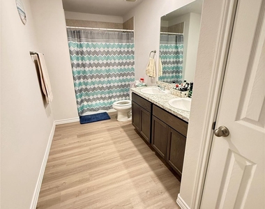 310 N Orange Street - Photo Thumbnail 7