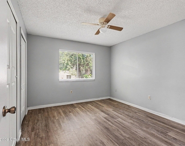 2286 Fox Hollow Drive - Photo Thumbnail 9