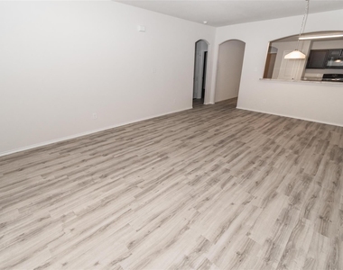 3311 Lake Como Court - Photo Thumbnail 3