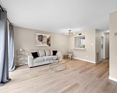 6485 Burgoyne Road - Photo Thumbnail 2