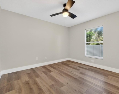 1909 E Henry Avenue - Photo Thumbnail 22