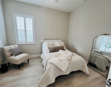 210 Latitude Place - Photo Thumbnail 12