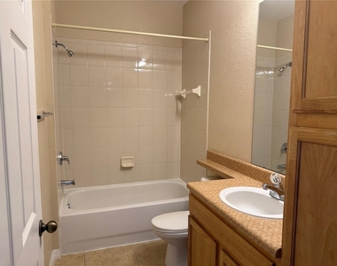 10105 Courtney Oaks Circle - Photo Thumbnail 12