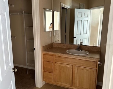 10105 Courtney Oaks Circle - Photo Thumbnail 16