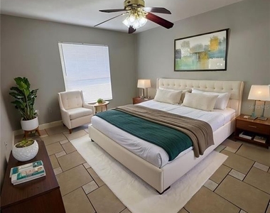 305 Colonade Court - Photo Thumbnail 12