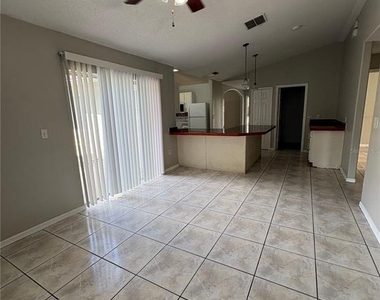 305 Colonade Court - Photo Thumbnail 5
