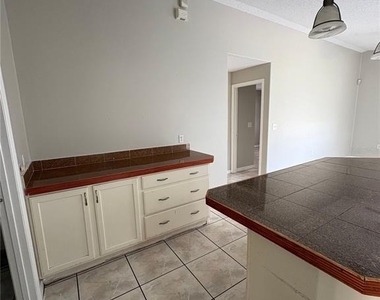 305 Colonade Court - Photo Thumbnail 9