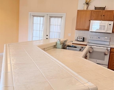 3010 Victoria Drive - Photo Thumbnail 17